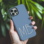 Modern Blue Grey Monogram Initialen Hedendaags iPhone 16 Pro Max Hoesje<br><div class="desc">Modern Blue Grey Monogram Initialen Contemporary Phone 16 Pro Max Hoesjes is voorzien van een op maat gemaakte monogram in moderne script typografie. Perfect voor familie en vrienden voor verjaardagen,  kerst,  feestdagen,  Moederdag,  Vaderdag en meer. Ontworpen door ©2024 Evco Feestdagen www.zazzle.com/store/evcoholidays</div>