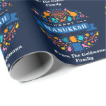 Modern Blue Happy Hanukkah Familienaam Sjabloon Cadeaupapier<br><div class="desc">Modern Blue Happy Hanukkah Family Name Sjabloon Wrapping Paper heeft een blauwe achtergrond en bevat de onderdelen van Chanoeka samen met de familienaam sjabloon. Klik op personaliseren knop om het aan te passen met uw eigen familienaam. AFBEELDING : freepik.com</div>