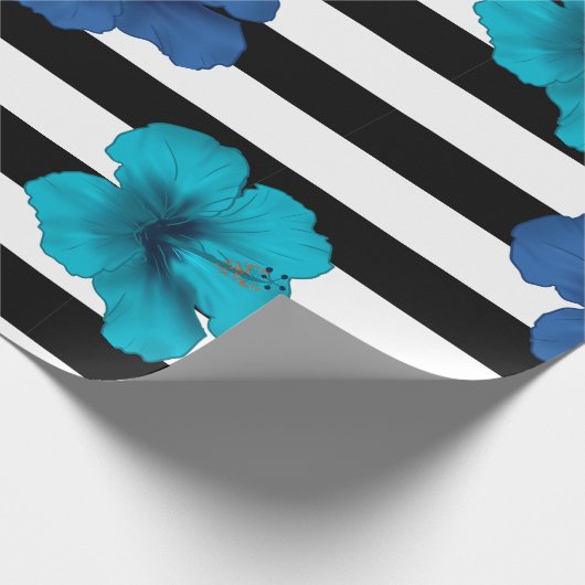 Modern Blue Hibiscus Black White Stripes Cadeaupapier (Hoek)