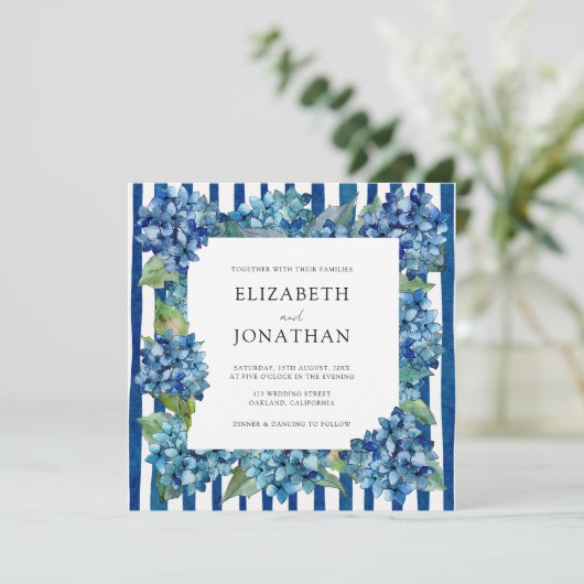 Modern Blue Hydrangeas Stripe RSVP QR Code Wedding Kaart (Staand voorkant)