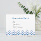 Modern Blue Ombre Chevrons Reactie Kaarten RSVP Kaartje (Staand voorkant)