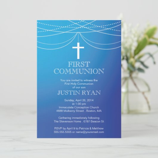 Modern Blue Ombre Garland Cross Boy Communion Kaart (Staand voorkant)