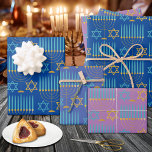 Modern Blue Paars Gold Hanukkah Menorahs & Stars Inpakpapier Vel<br><div class="desc">Moderne Hanukkah-verpakkingspapier met kleurrijke en heldere handkleurige hanneschijniconen zoals menorahs,  dreidels,  duiven,  ster van Davids en nog veel meer.</div>