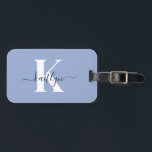 Modern Blue Script-monogram Bagagelabel<br><div class="desc">Dit eenvoudige, elegante lichtblauwe bagagelabel met je voornaam in een trendy scriptlettertype in marineblauw, getypt over je eerste initiaal in een modern petten lettertype in wit aan de ene kant en een schuifkaart voor jouw naam, adres en telefoonnummer aan de andere kant, zou er geweldig uitzien op je koffers. Het...</div>