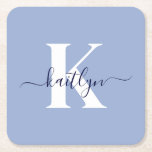 Modern Blue Script-monogram Kartonnen Onderzetters<br><div class="desc">Deze eenvoudige, elegante lichtblauwe vierkante papieren onderzetters met uw voornaam in een trendy scriptlettertype in marineblauw, getypt over uw eerste initiaal in een modern petten lettertype in wit, zijn ideaal om uw tafels en tellers vrij te houden van waterringen. Ze absorberen druppels, zodat u zich geen zorgen hoeft te maken...</div>