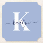 Modern Blue Script-monogram Kartonnen Onderzetters<br><div class="desc">Deze eenvoudige, elegante lichtblauwe papieren onderzetters met je voornaam in een trendy scriptlettertype in marineblauw, getypt over je eerste initiaal in een modern petten lettertype in wit, zijn ideaal om je tafels en tellers vrij te houden van waterringen. Ze absorberen druppels, zodat u zich geen zorgen hoeft te maken wanneer...</div>