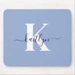 Modern Blue Script-monogram Muismat<br><div class="desc">Deze eenvoudige,  elegante lichtblauwe mousepad met uw voornaam in een trendy scriptlettertype in marineblauw,  getypt over uw eerste initiaal in een modern petten lettertype in wit,  is ideaal voor uw kantoor/bureau. Het is stijlvol en trendy en toch zeer klassiek.</div>