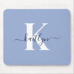 Modern Blue Script-monogram Muismat<br><div class="desc">Deze eenvoudige, elegante lichtblauwe mousepad met uw voornaam in een trendy scriptlettertype in marineblauw, getypt over uw eerste initiaal in een modern petten lettertype in wit, is ideaal voor uw kantoor/bureau. Het is stijlvol en trendy en toch zeer klassiek.</div>