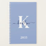 Modern Blue Script-monogram Planner<br><div class="desc">Deze eenvoudige, elegante lichtblauwe 5, 5 x 8, 5 soft planner met je voornaam in een trendy scriptlettertype in marineblauw getypt over je eerste initiaal in een modern petten lettertype in wit is ideaal voor jou. Het is stijlvol en trendy en toch zeer klassiek. Het maakt het houden van afspraken,...</div>