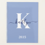 Modern Blue Script-monogram Planner<br><div class="desc">Deze eenvoudige, elegante lichtblauwe 8, 5 x 11 soft planner met je voornaam in een trendy scriptlettertype in marineblauw getypt over je eerste initiaal in een modern petten lettertype in wit is ideaal voor jou. Het is stijlvol en trendy en toch zeer klassiek. Het maakt het houden van afspraken, vergaderingen,...</div>