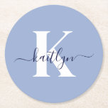 Modern Blue Script-monogram Ronde Kartonnen Onderzetter<br><div class="desc">Deze eenvoudige, elegante lichtblauwe ronde papieren onderzetters met uw voornaam in een trendy scriptlettertype in marineblauw, getypt over uw eerste initiaal in een modern petten lettertype in wit, zijn ideaal om uw tafels en tellers vrij te houden van waterringen. Ze absorberen druppels, zodat u zich geen zorgen hoeft te maken...</div>