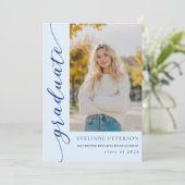 Modern Blue Script Photo Graduation Invitation Kaart (Staand voorkant)