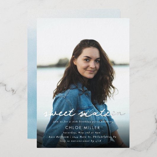 Modern Blue Silver Photo 16th Birthday Folie Uitnodiging (Voorkant / Achterkant)