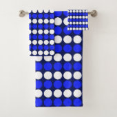 Modern Blue White gestreepte strepen op Navy Blue Bad Handdoek (Insitu)