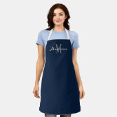 Modern Blue White Script Monogram op maat gemaakt Schort (Gedragen)