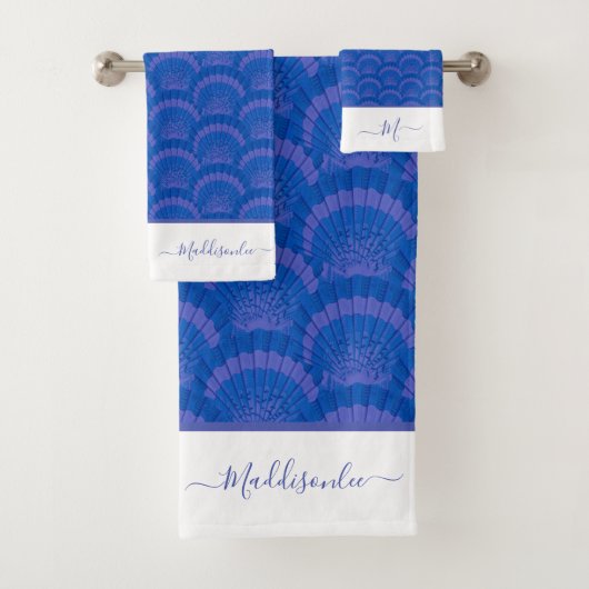 Modern Blue White Seashell Monogram Coastal Bad Handdoek (Insitu)