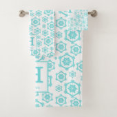 Modern Blue White Snowflake Pattern Monogram Bad Handdoek (Insitu)