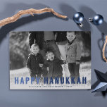 Modern Blues Hanukkah Foto Feestdagenkaart<br><div class="desc">Verstuur Hanukkah groeten naar vrienden en familie met deze mooie moderne kaarten die je familiefoto in de schijnwerpers zetten. Het ontwerp is voorzien van "Happy Hanukkah" in middelgrote en donkerblauwe letters met een moderne vintage poster. De witte gradiëntlaag helpt tekstshow omhoog tegen uw foto, maar kan worden geschrapt indien gewenst...</div>