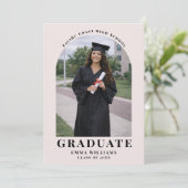 Modern Blush Arch Graduate Announcement Kaart (Staand voorkant)