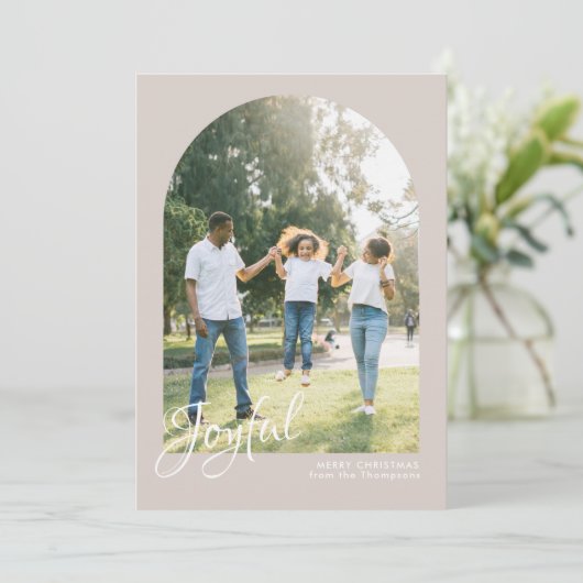 Modern Blush Arch Joyful Merry Kerstmis Feestdagenkaart (Staand voorkant)