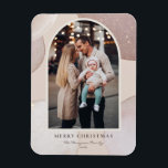 Modern Blush Glitter Shapes Merry Kerstfoto Magneet<br><div class="desc">Breng een vleugje vakantiejuichen naar uw huis met onze Photo Christmas Magnet! Perfect voor het weergeven van gekoesterde herinneringen, deze magneet stelt u in staat om het te personaliseren met uw favoriete feestelijke foto, waardoor het een unieke toevoeging is aan uw vakantiedecor. Een ideaal cadeau voor familie en vrienden -...</div>