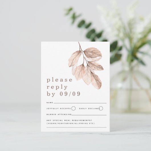 Modern Blush Leaves Bruiloft RSVP Briefkaart (Staand voorkant)