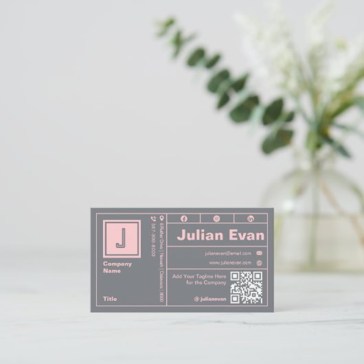 Modern Blush Pink Bold Typografie Monogram QR Code Visitekaartje (Staand voorkant)