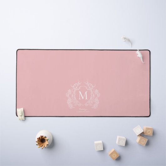 Modern Blush Pink Floral Crest Monogram Bureaumat (Kindertafel)