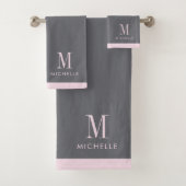 Modern Blush Pink Monogram Grijs Bad Handdoek (Insitu)