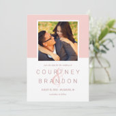 Modern Blush Roos Roze Monogram Bruiloft Foto Save The Date (Staand voorkant)