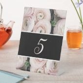 Modern blush roze bloemen trouwtafel nummer reclamebord met voetstuk (Insitu)