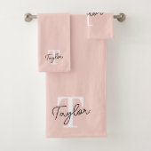 Modern Blush Roze Monogram Naam Vrouwelijk Script Bad Handdoek (Insitu)