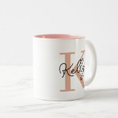 Modern Blush Roze Monogram Script Tweekleurige Koffiemok (Voorkant rechts)