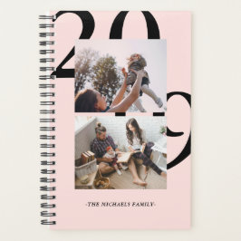 Modern Blush Twee Foto Polka Dot Patroon en Jaar Planner