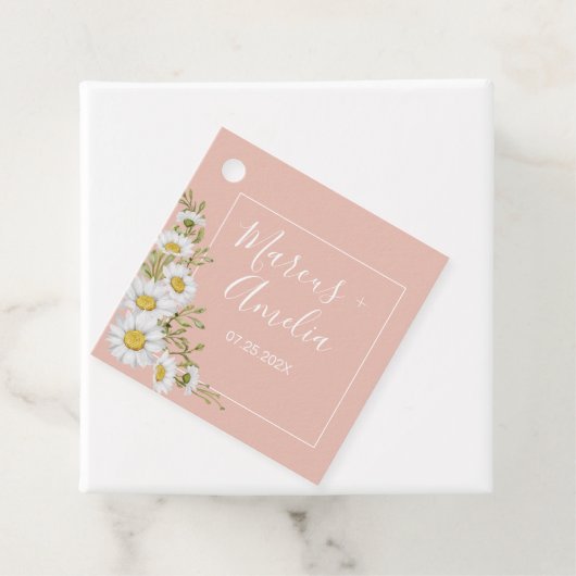 Modern Blush & White Daisies Wedding Bedankjes Labels (In situ)