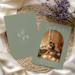 Modern Boho Arch Foto Sage Green Wedding Monogram Save The Date<br><div class="desc">Modern Boho Arch Foto Sage Green Wedding Monogram Back Save the Date. Eenvoudig personaliseren door elke info te vervangen. Upload verticale/portretfoto's. Controleer de voorvertoning voordat u aan de wagen toevoegt. (Monsterfoto van Jonathan Borba van Pexels)</div>