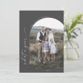 Modern Boho Arch | Grijs wat een jaar foto Feestdagenkaart (Staand voorkant)