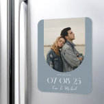 Modern Boho Arch Photo Dusty Blue Save the Date Magneet<br><div class="desc">Moderne bruiloft bespaart de datummagneet met elegant chic design en minimalistische boho-stijl met uw foto in een lijst van boog.</div>