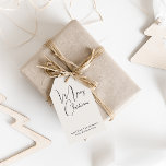 Modern Boho Beige Merry Christmas Family Gift Labe Cadeaulabel<br><div class="desc">Vier de vreugde van het seizoen met deze moderne boho beige Merry Christmas familie cadeau labels. Het unieke en chique bewerkbare script creëer is een vleugje charme en individualiteit. Het eenvoudige, elegante zwart-beige ontwerp, met een klassieke bohemian boog lijst, roept een grillige winterambiance op. Het minimale en delicate feestelijke lettertype...</div>