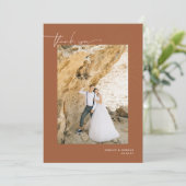 Modern Boho Desert | Eenvoudig script bruiloft bed Bedankkaart (Staand voorkant)