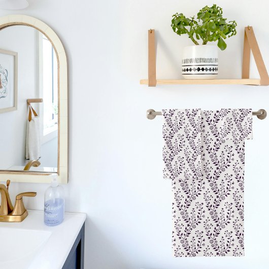 Modern Boho Floral Pattern Plum White Bad Handdoek