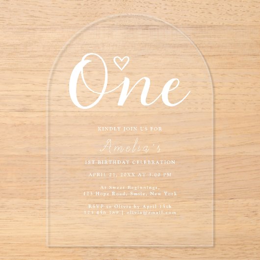 Modern Boho Heart White Script Eerste Verjaardag Acryl Uitnodigingen (Voorkant)