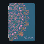 Modern Boho Mandala Medallion Blauwgroen scriptnaa iPad Mini Cover<br><div class="desc">Een moderne draaikolk op een klassiek mandala motief in roze en oranje op een donkere blauwgroen achtergrond,  gepersonaliseerd met jouw naam.</div>