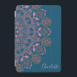 Modern Boho Mandala Medallion Blauwgroen scriptnaa iPad Mini Cover<br><div class="desc">Een moderne draaikolk op een klassiek mandala motief in roze en oranje op een donkere blauwgroen achtergrond,  gepersonaliseerd met jouw naam.</div>