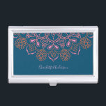 Modern Boho Mandala Medallion Blauwgroen scriptnaa Visitekaarthouder<br><div class="desc">Een moderne draaikolk op een klassiek mandala motief in roze en oranje op een donkere blauwgroen achtergrond,  gepersonaliseerd met jouw naam.</div>