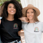 Modern Boho Rainbow Auntie T-Shirt<br><div class="desc">Dit volledig bewerkbare T-shirt van Auntie is voorzien van een moderne, door de hand getekende regenboog. Dit klassieke shirt maakt het perfecte geschenk voor elke tante of tante. Of je kunt iedereen gewoon shows dat je een trotse tante bent! De tekst 'Auntie' is volledig bewerkbaar zodat u de kleur en...</div>