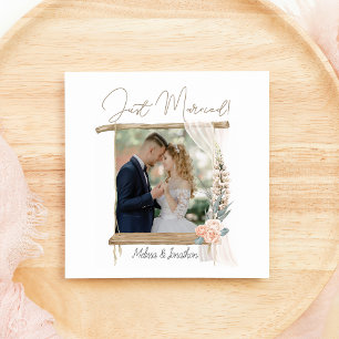 Modern Boho Roze Elegante Bloem Just Married Feestdagenkaart