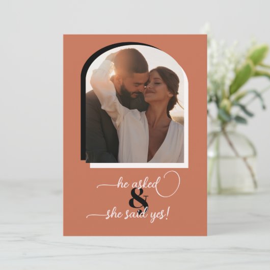 Modern Boho Terracotta Save the Date Aankondiging (Staand voorkant)