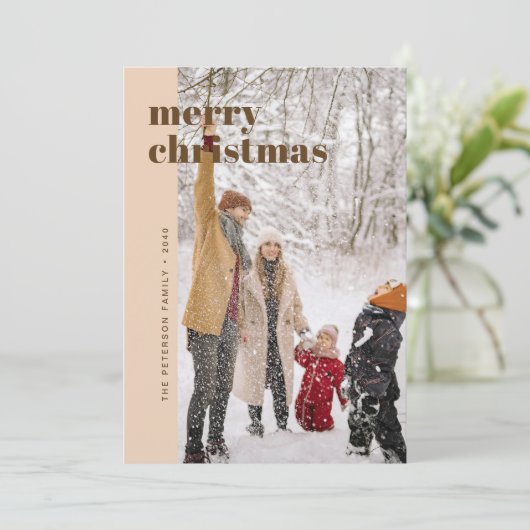 Modern Bold Beige & Brown Merry Christmas Photo Feestdagenkaart (Staand voorkant)