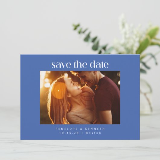 Modern Bold Blauw en Wit Foto Trouwzomer Save The Date (Staand voorkant)
